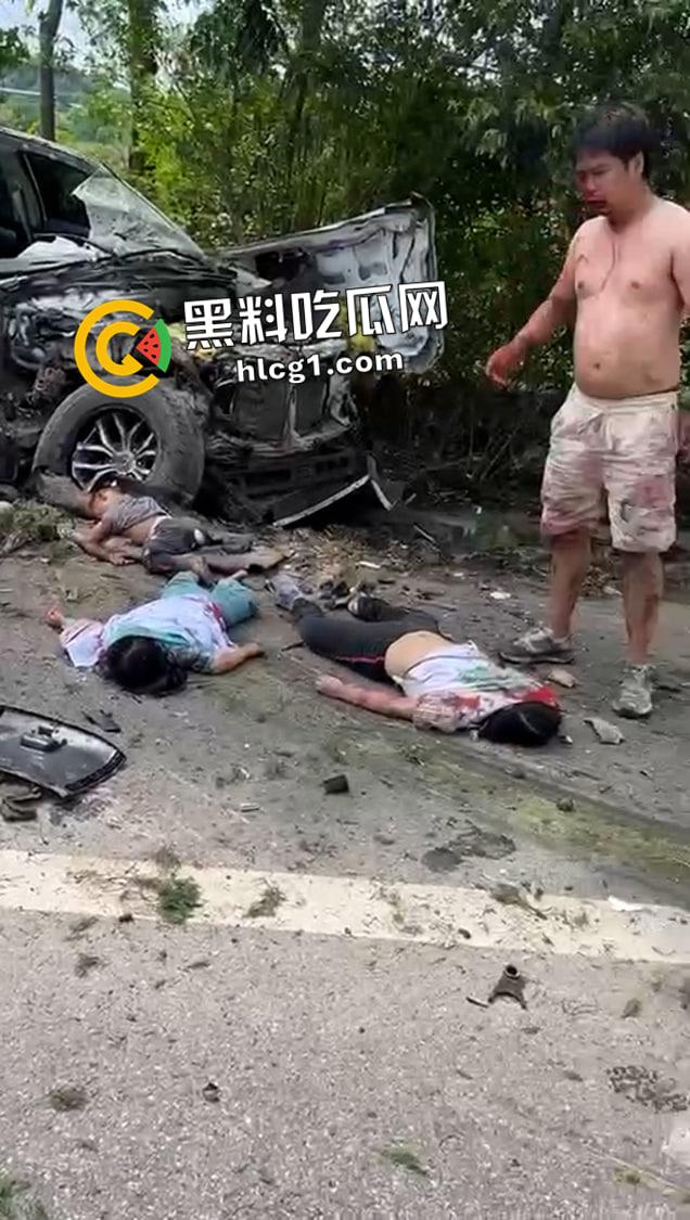 猛男崩溃！男子开车与货车相撞 一家老小当场死亡 尸体摆满一地 话都说不清了  第2张