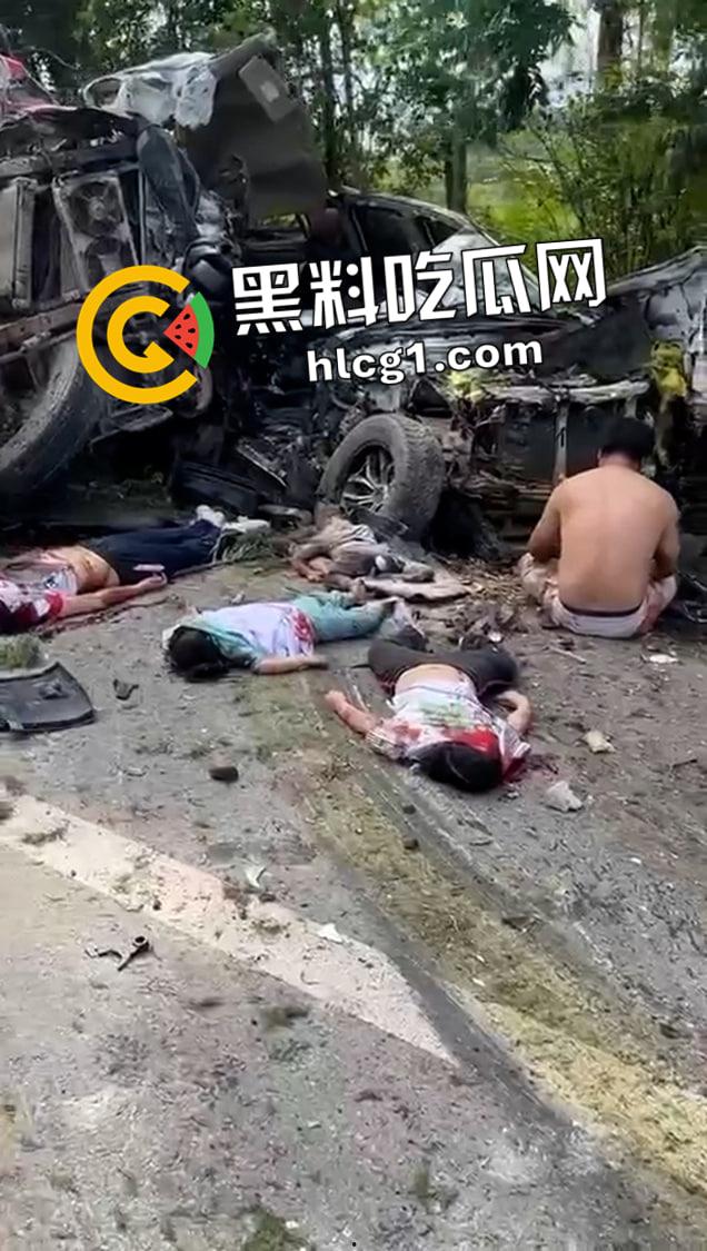 猛男崩溃！男子开车与货车相撞 一家老小当场死亡 尸体摆满一地 话都说不清了  第3张