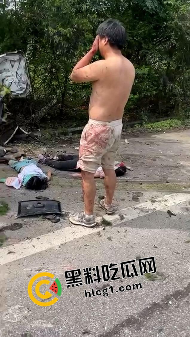 猛男崩溃！男子开车与货车相撞 一家老小当场死亡 尸体摆满一地 话都说不清了  第4张