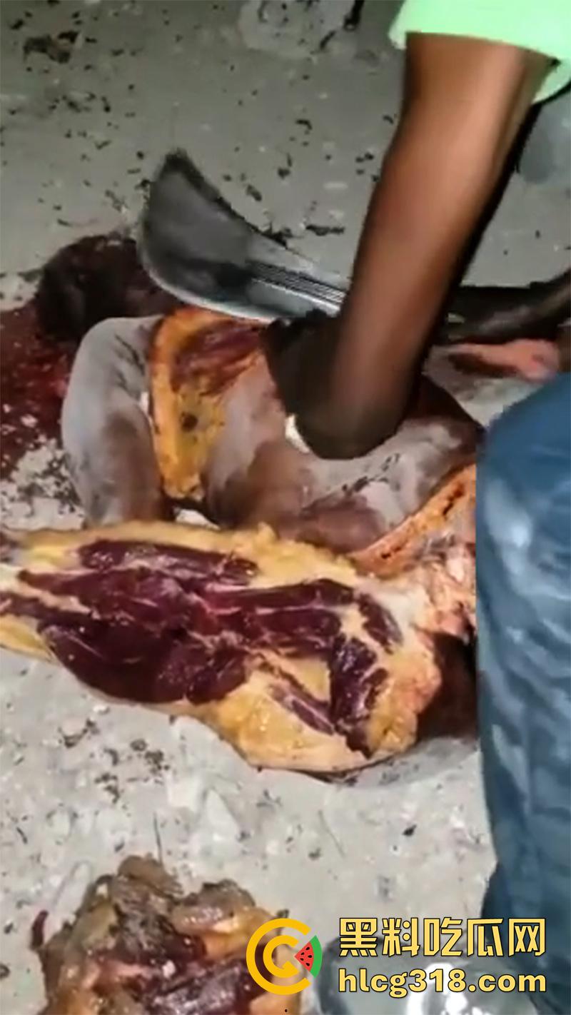 非洲大奶黑妹被砍断双手，棍棒砸扁头杀害后，被一群男子当场分尸割肉，还有人拿棍捅逼，真变态啊！  第2张