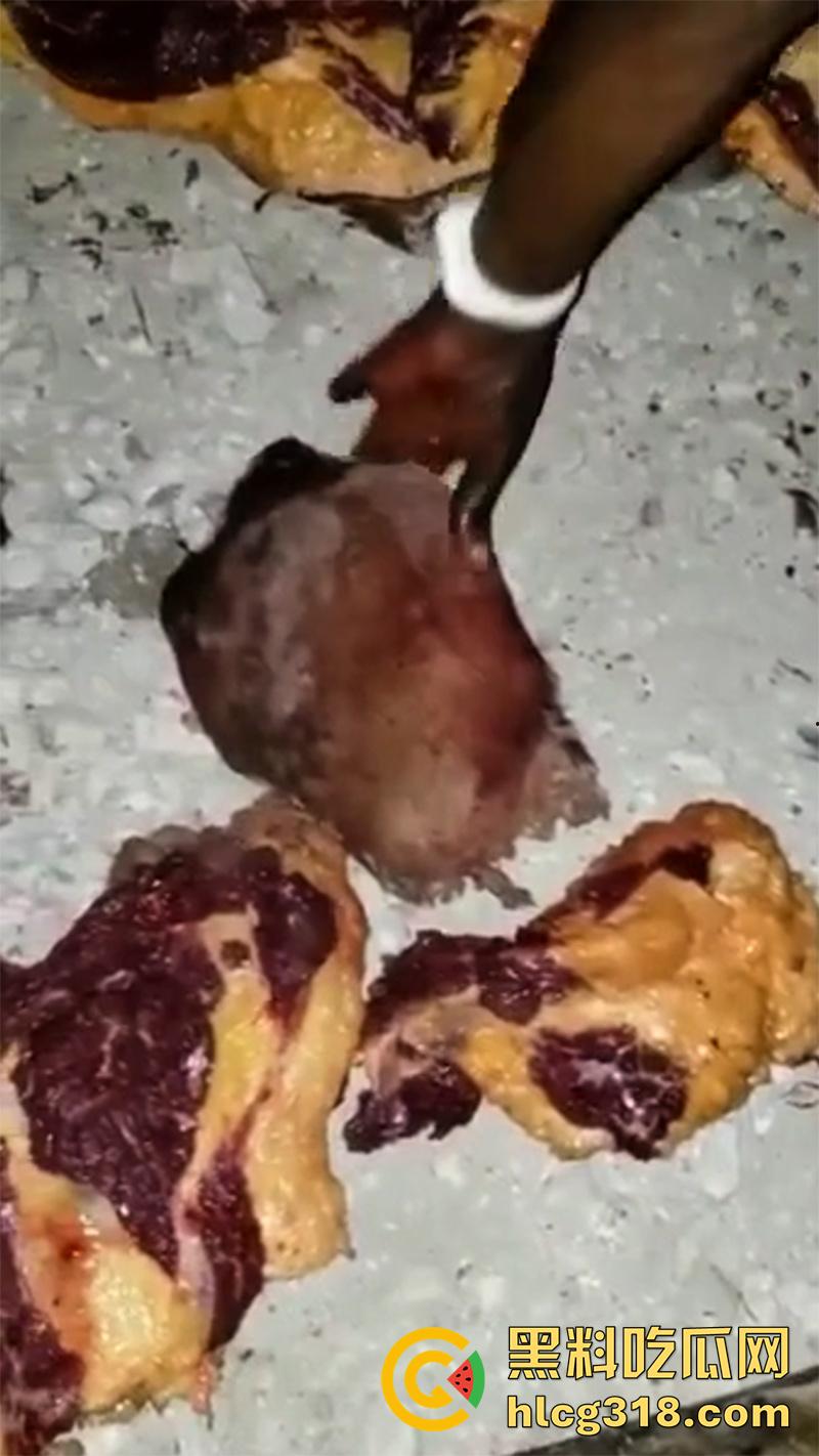 非洲大奶黑妹被砍断双手，棍棒砸扁头杀害后，被一群男子当场分尸割肉，还有人拿棍捅逼，真变态啊！  第3张