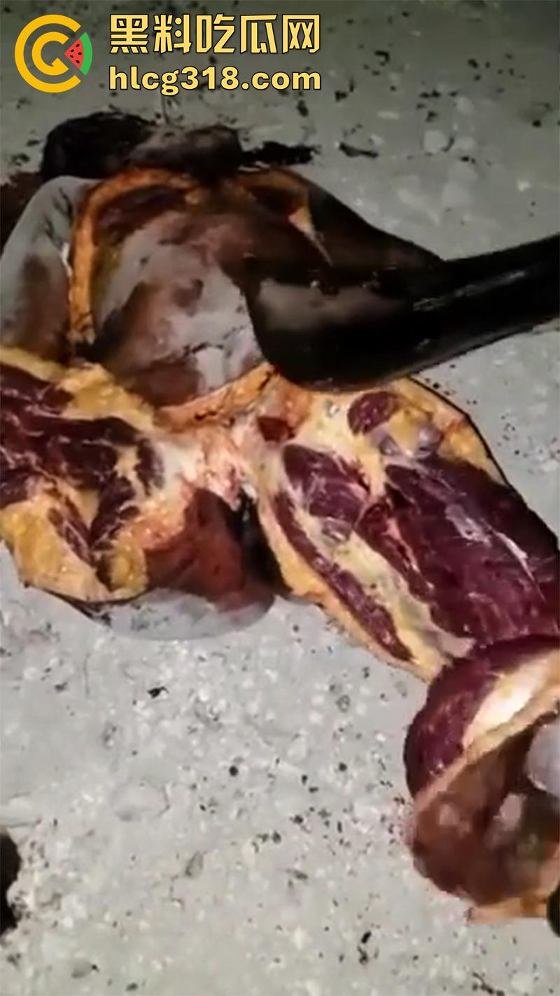 非洲大奶黑妹被砍断双手，棍棒砸扁头杀害后，被一群男子当场分尸割肉，还有人拿棍捅逼，真变态啊！  第4张