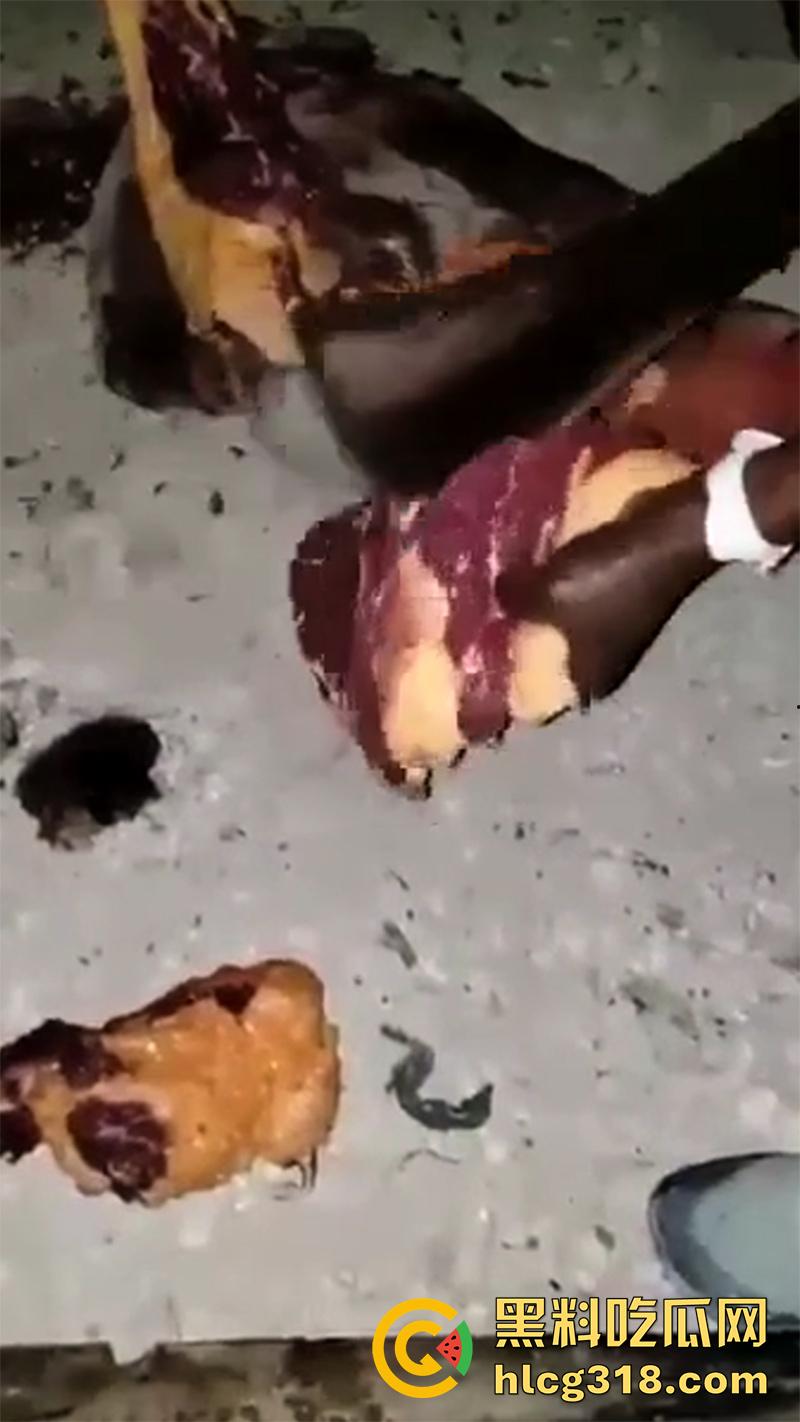 非洲大奶黑妹被砍断双手，棍棒砸扁头杀害后，被一群男子当场分尸割肉，还有人拿棍捅逼，真变态啊！  第5张