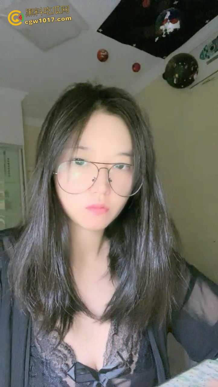 南京林业大学校花【何雯婷】，考研二战独居饥渴难耐，性感内裤塞个小玩具后继续学习，纯纯的清纯反差婊！  第1张