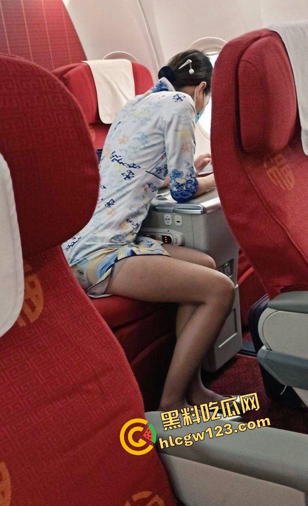 厦门航空极品空姐【赵雪】黑丝开档骑乘爆插，这逼值五星，被爆操到喊出航班号，制服没脱先脱内裤！  第2张