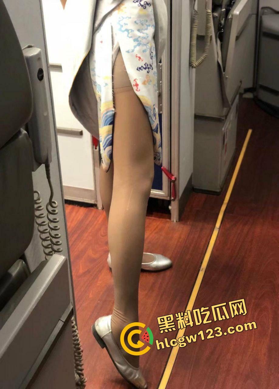 厦门航空极品空姐【赵雪】黑丝开档骑乘爆插，这逼值五星，被爆操到喊出航班号，制服没脱先脱内裤！  第4张