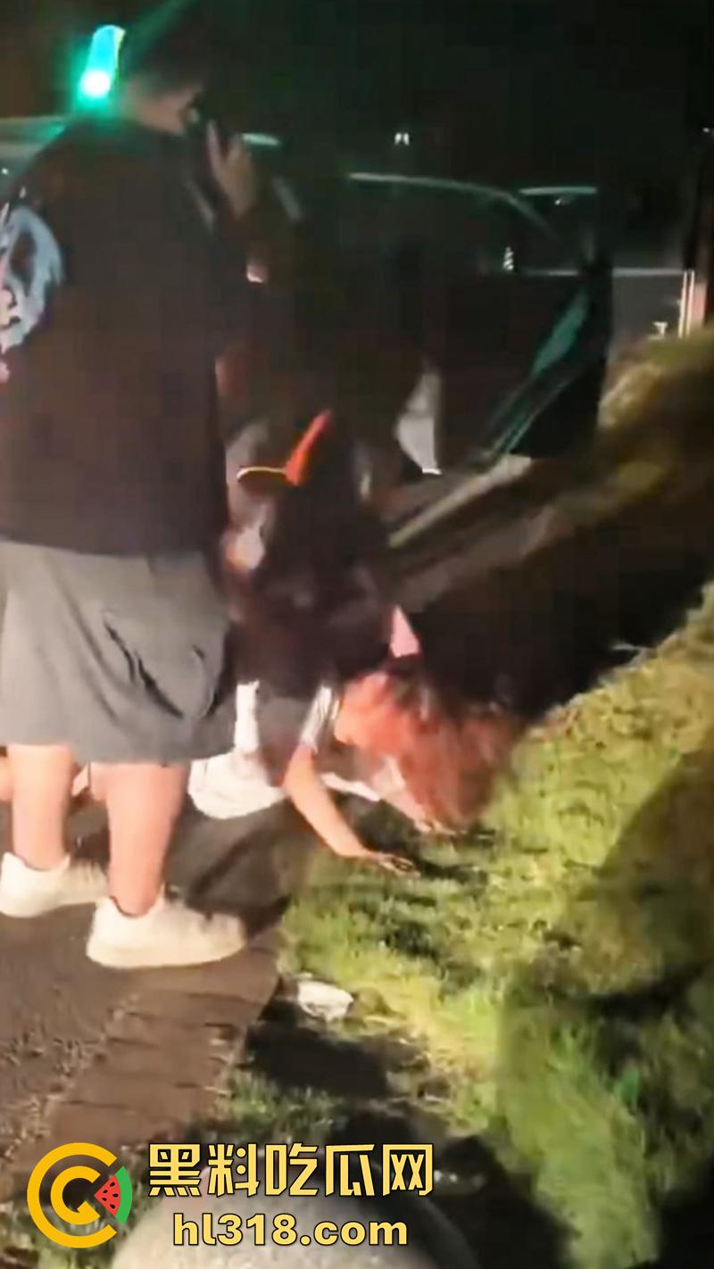 广州夜店女斗殴现场，俩长腿妹爆揍少妇，只穿胸罩内裤看着可真养眼啊，这样的战斗可太爱看了！  第2张