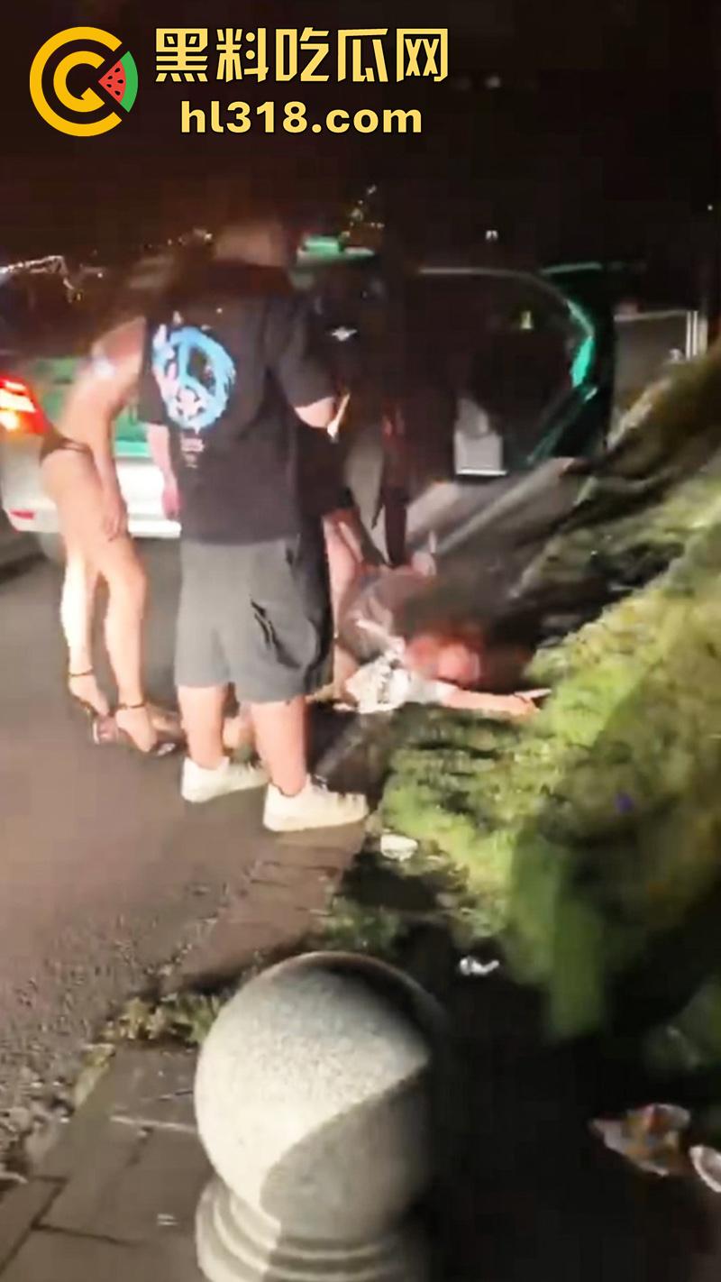 广州夜店女斗殴现场，俩长腿妹爆揍少妇，只穿胸罩内裤看着可真养眼啊，这样的战斗可太爱看了！  第3张