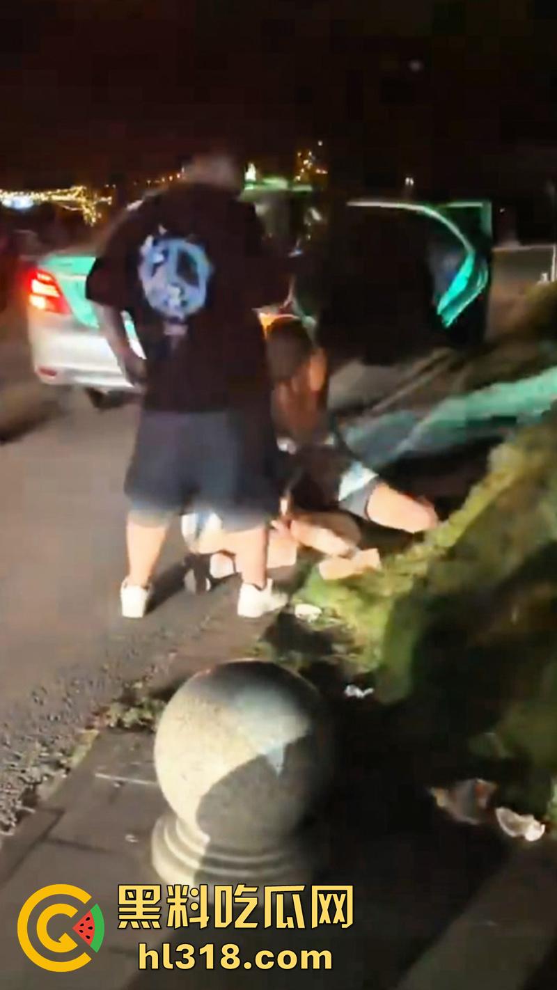 广州夜店女斗殴现场，俩长腿妹爆揍少妇，只穿胸罩内裤看着可真养眼啊，这样的战斗可太爱看了！  第5张