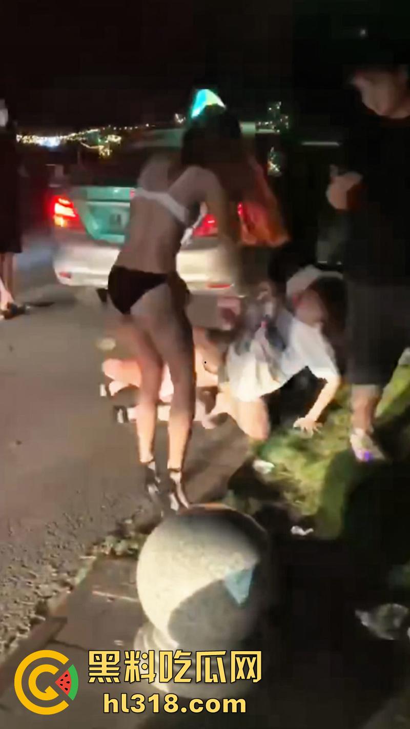 广州夜店女斗殴现场，俩长腿妹爆揍少妇，只穿胸罩内裤看着可真养眼啊，这样的战斗可太爱看了！  第6张