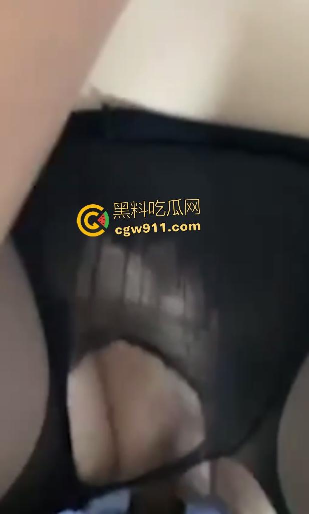 女儿用脚勾引父亲勃起足交，第二天父亲直接撕黑丝，直顶女儿骚逼，还喊着爸爸操我！  第5张