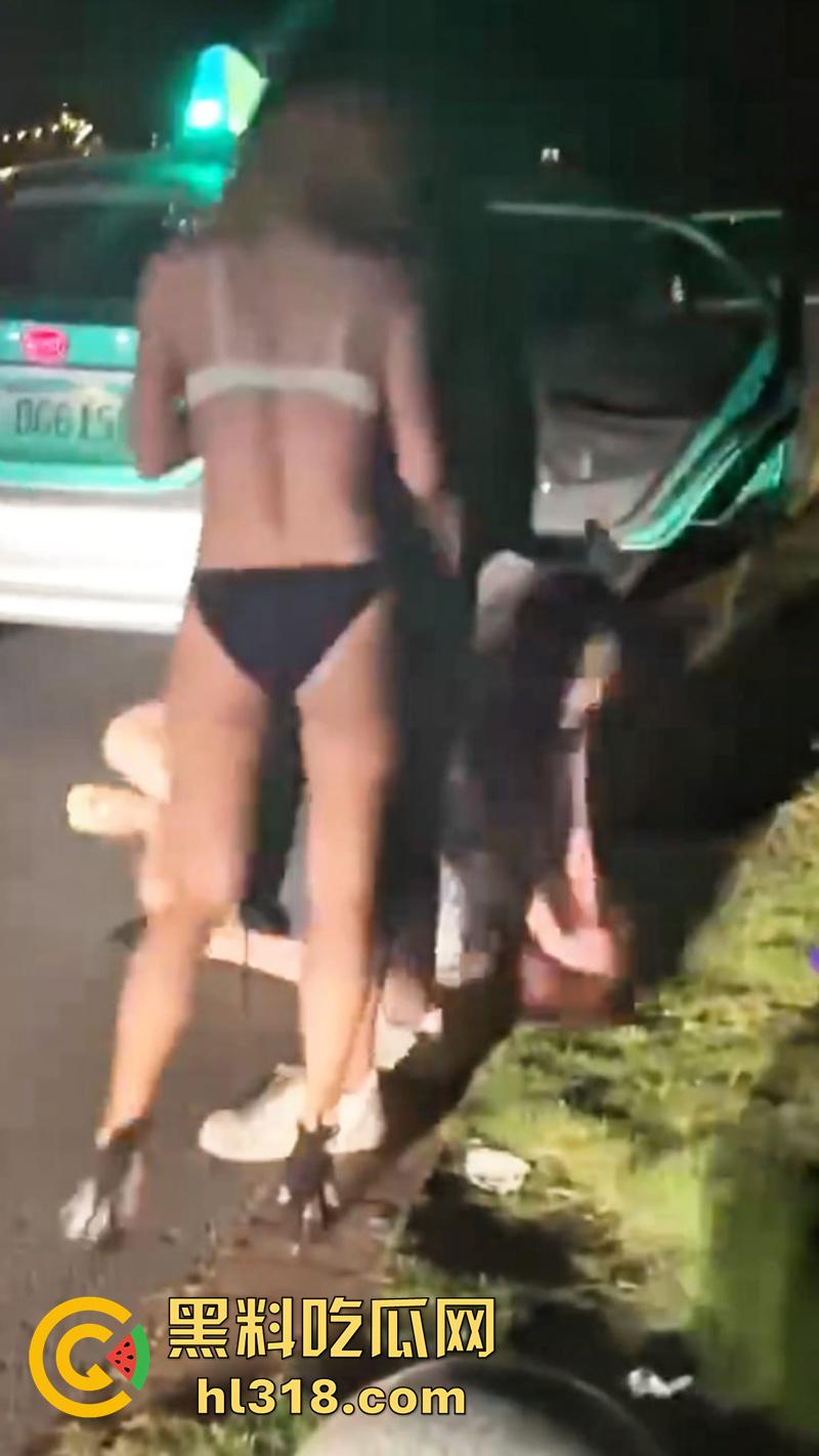 广州夜店女斗殴现场，俩长腿妹爆揍少妇，只穿胸罩内裤看着可真养眼啊，这样的战斗可太爱看了！  第8张