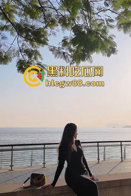 抖音高颜值健身网红【幸福的女人】约炮视频曝光，黑丝开档裤配上丰乳巨臀 诱惑十足！  第3张