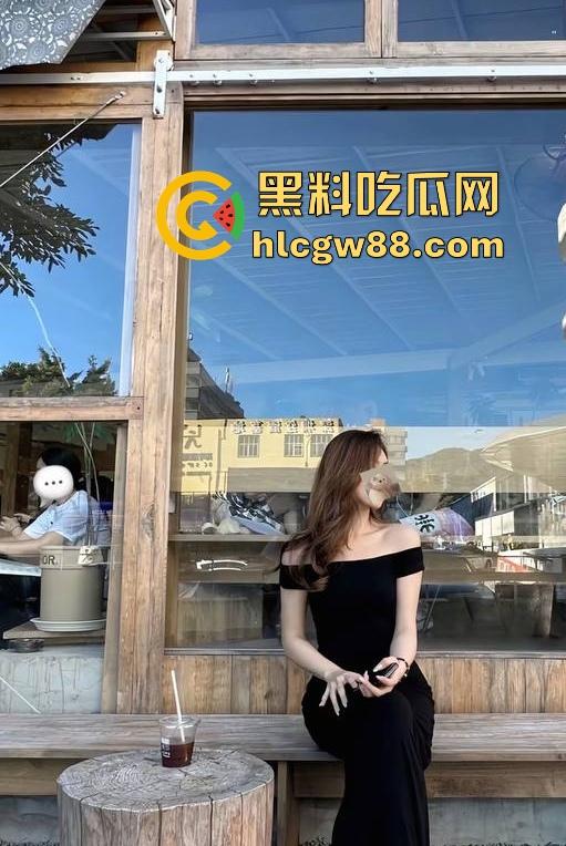 抖音高颜值健身网红【幸福的女人】约炮视频曝光，黑丝开档裤配上丰乳巨臀 诱惑十足！  第4张