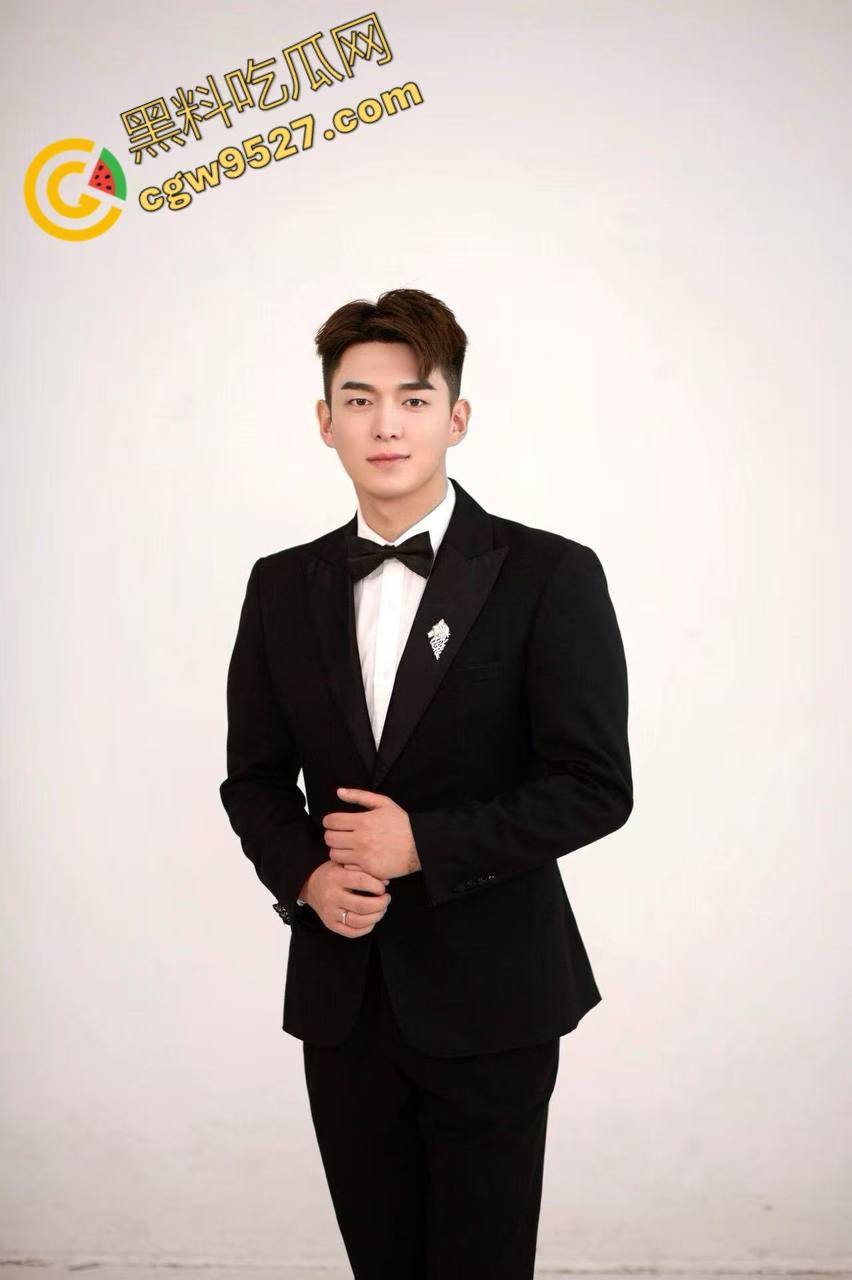 北京GAY圈大佬威哥遭主人调教，夹着精液办婚礼，婚后下药将老婆迷晕送给主人无套内射，这操作颠覆你的三观  第2张