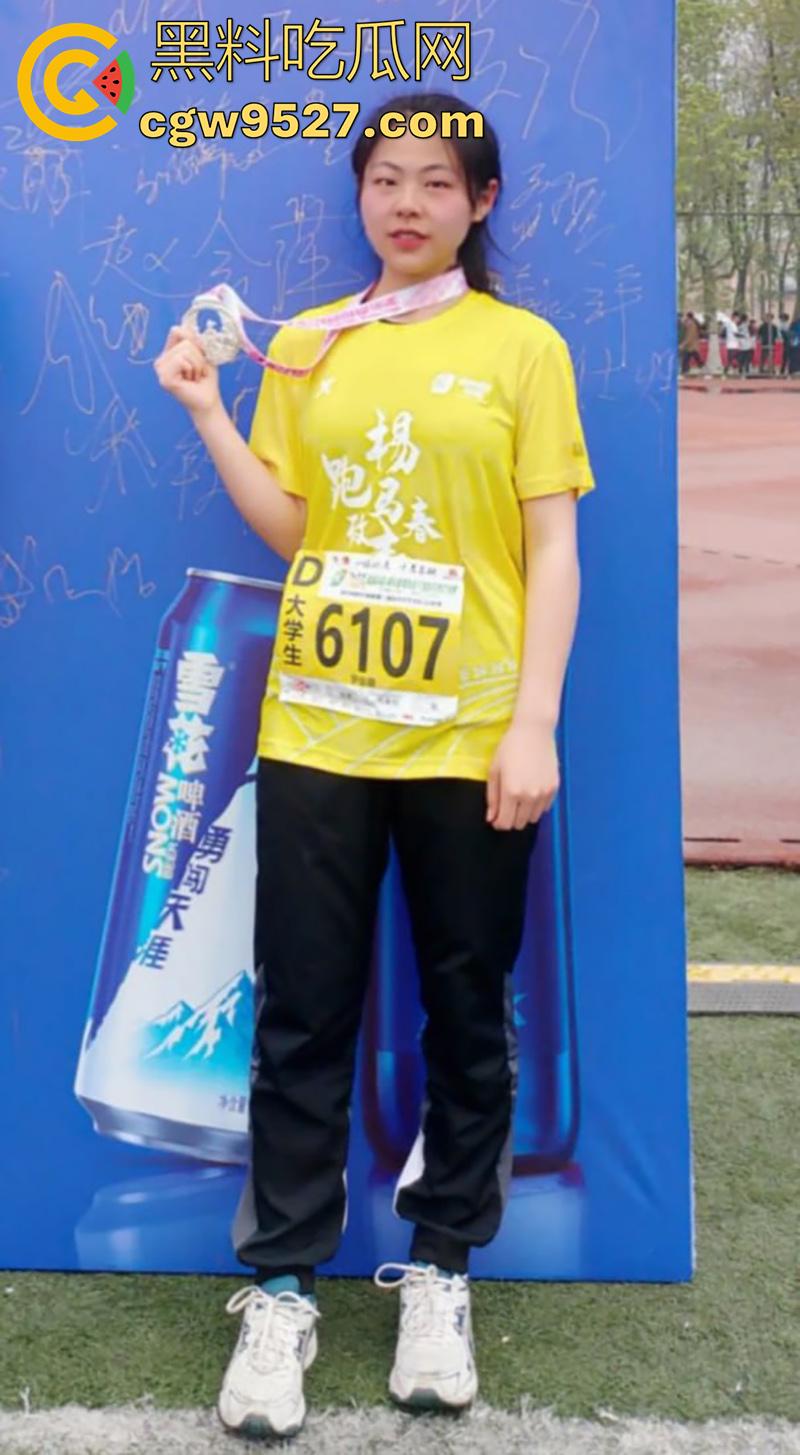 四川攀枝花女校，眼镜骚母猪【罗俊萌】，颜值一般但身材傲人，大奶肥臀性瘾骚逼，约炮视频被曝光！  第2张