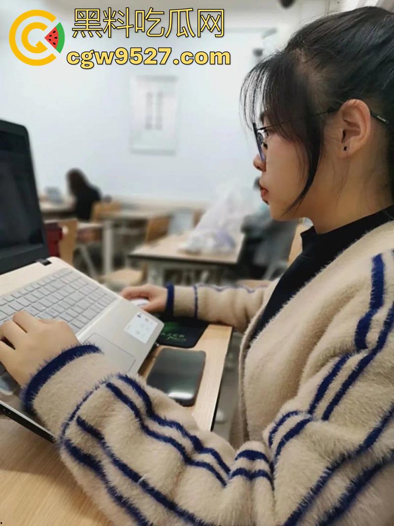 四川攀枝花女校，眼镜骚母猪【罗俊萌】，颜值一般但身材傲人，大奶肥臀性瘾骚逼，约炮视频被曝光！  第3张