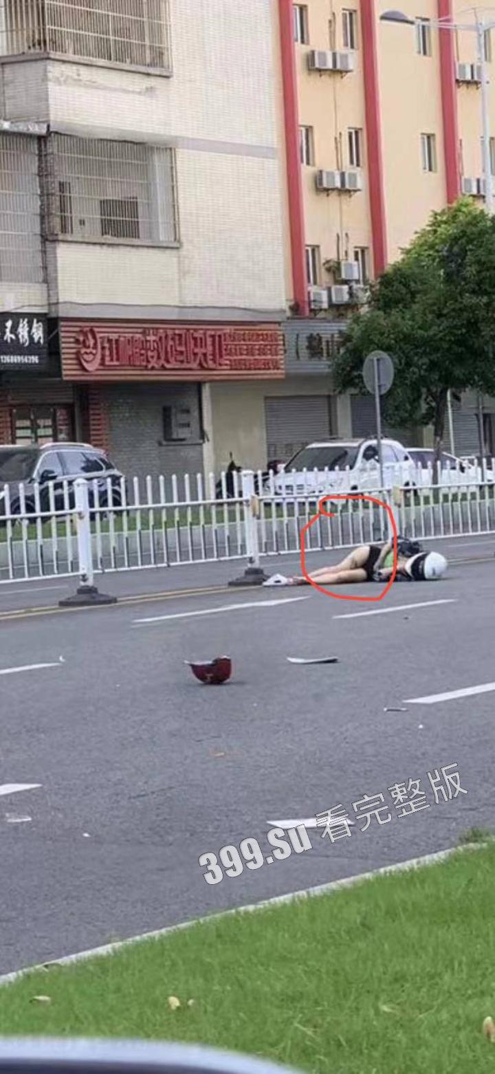 抖音 #DD怪女  摩托车祸 纹身一致 目前抖音账号作品已全部隐藏 关注的女骑士又少一位 且看且珍惜 第4张