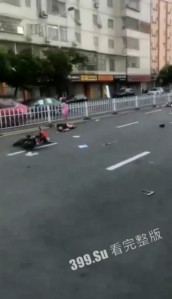 抖音 #DD怪女  摩托车祸 纹身一致 目前抖音账号作品已全部隐藏 关注的女骑士又少一位 且看且珍惜 第5张