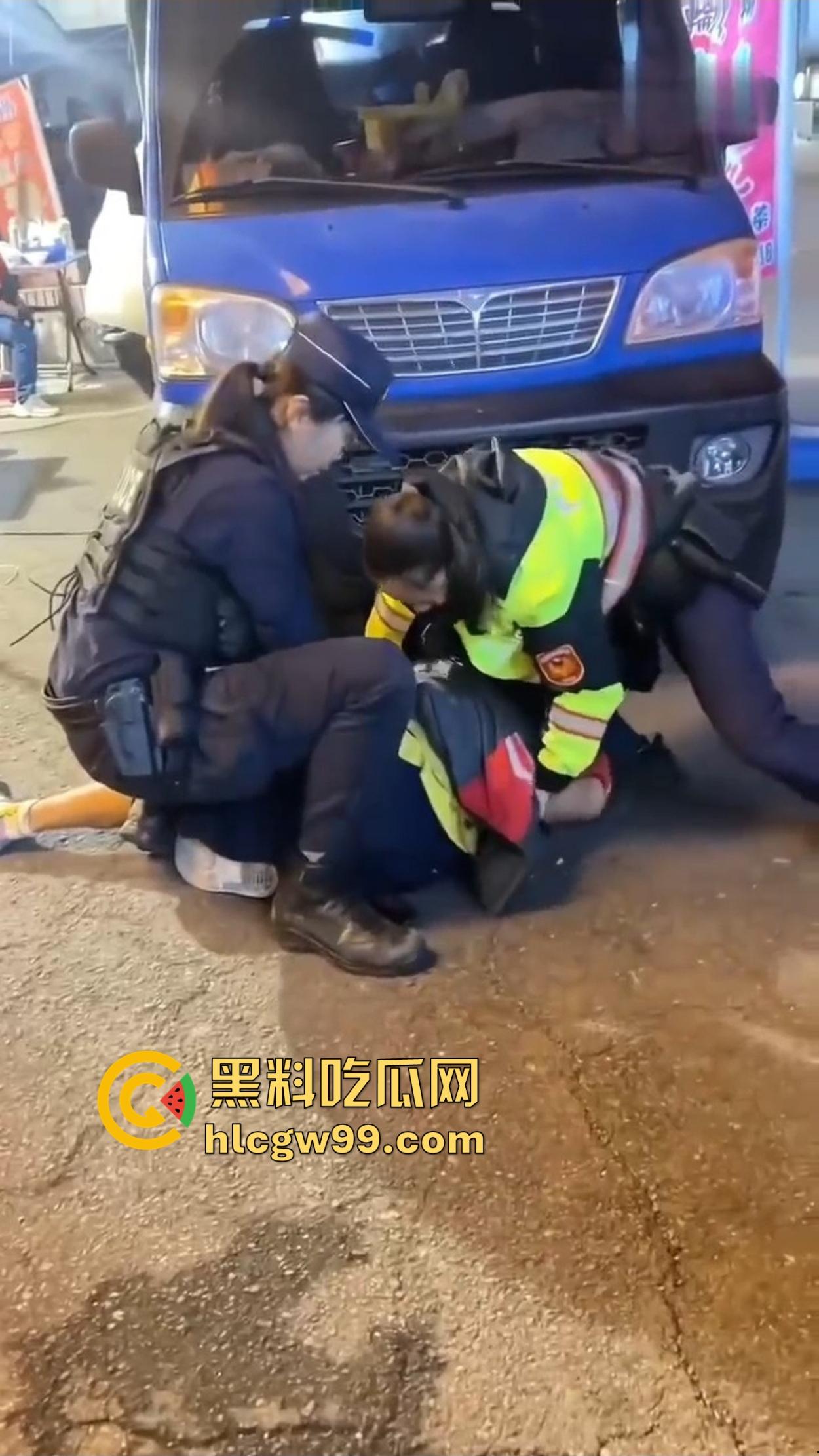 台湾女警爆表战斗力 酒懵子嘴还没嚷完就被一巴掌按翻锁喉 怕不是打醒了祖宗十八代！  第5张