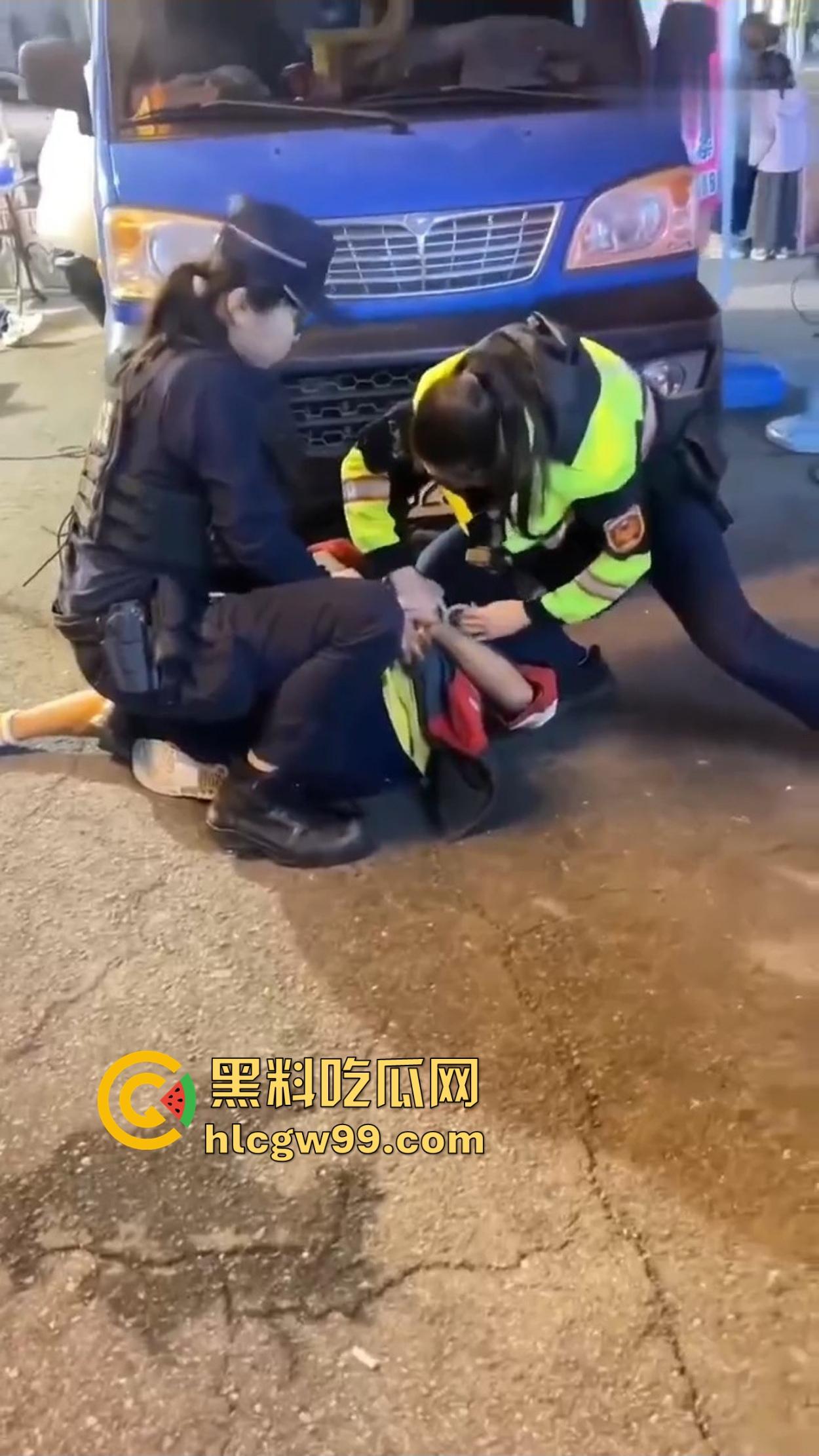 台湾女警爆表战斗力 酒懵子嘴还没嚷完就被一巴掌按翻锁喉 怕不是打醒了祖宗十八代！  第6张