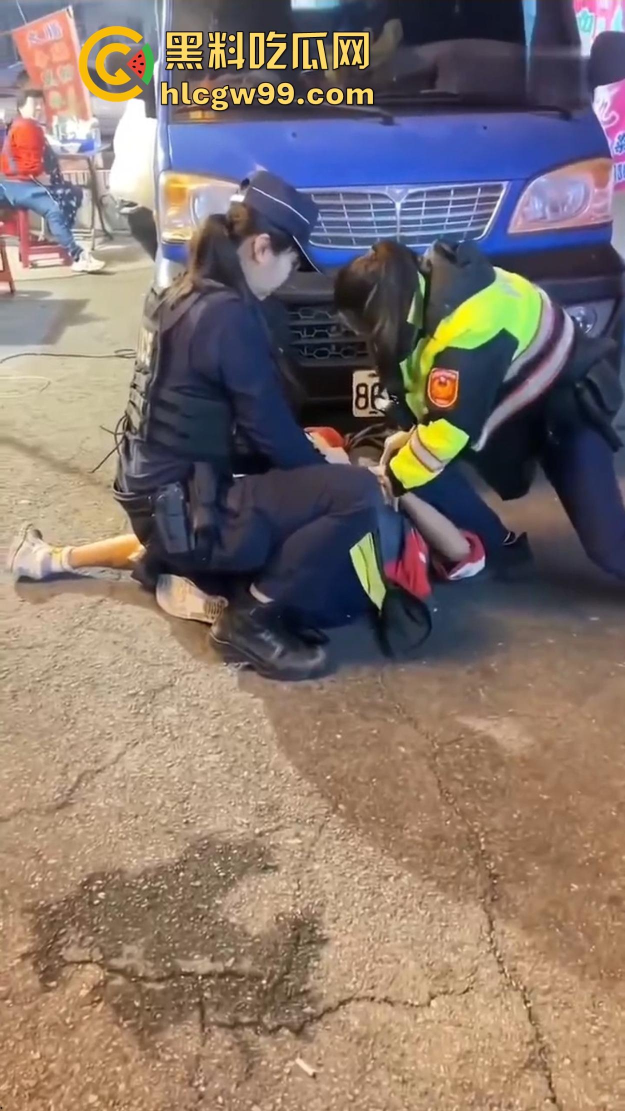 台湾女警爆表战斗力 酒懵子嘴还没嚷完就被一巴掌按翻锁喉 怕不是打醒了祖宗十八代！  第8张