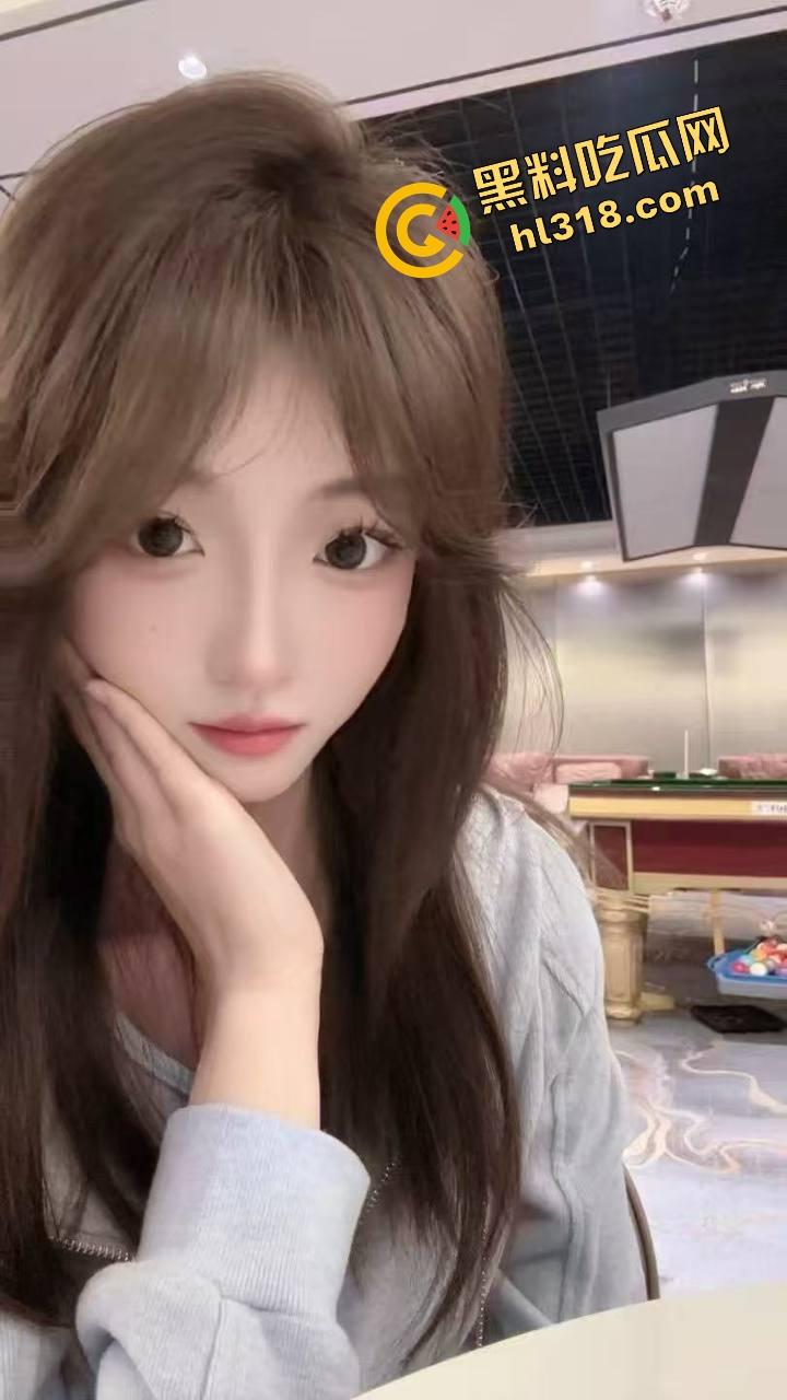 大学生课堂露出，调教到位随时配合，春夏秋冬课上全程听话，露奶露逼随你来，教室啪啪都不是事！  第1张