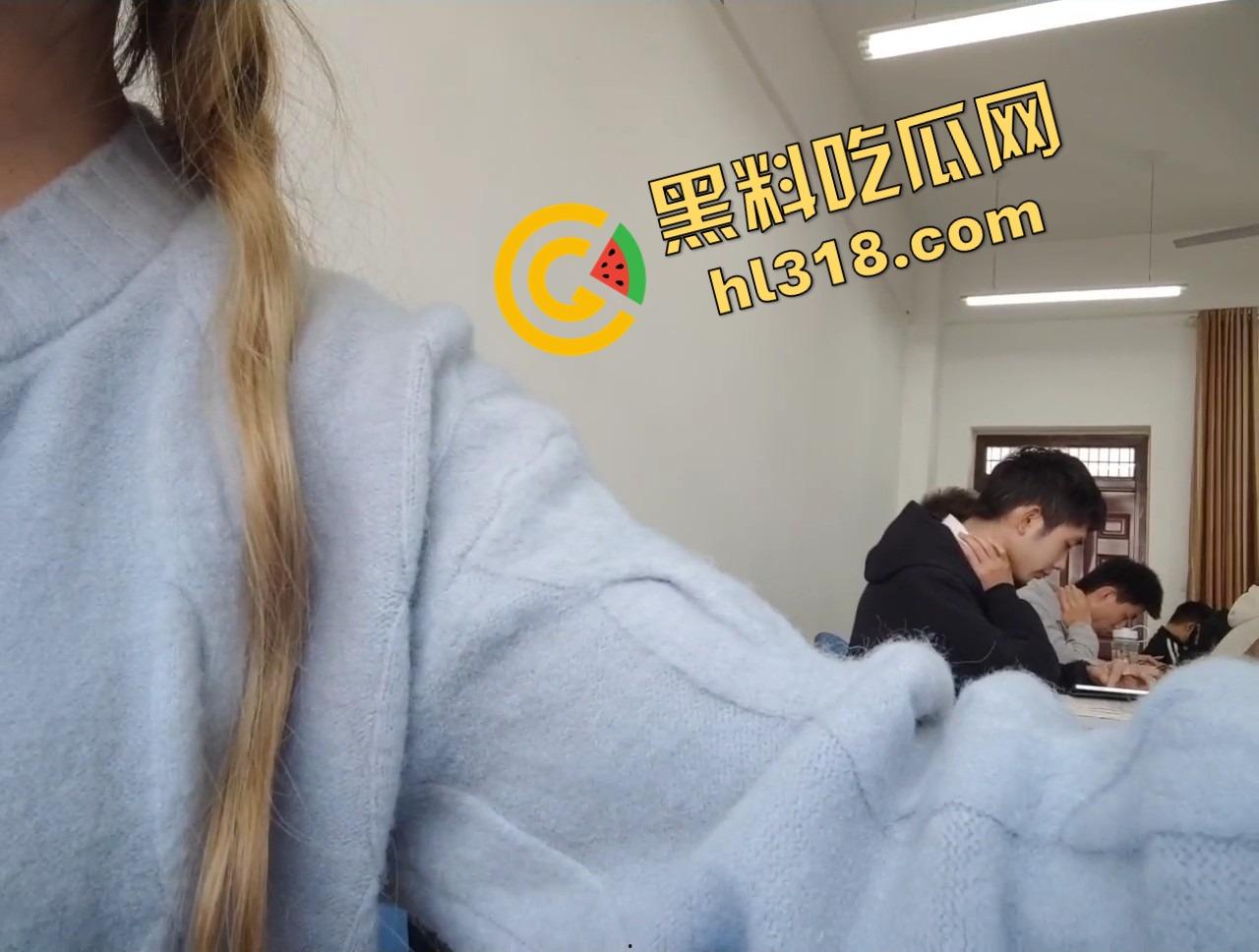 大学生课堂露出，调教到位随时配合，春夏秋冬课上全程听话，露奶露逼随你来，教室啪啪都不是事！  第6张