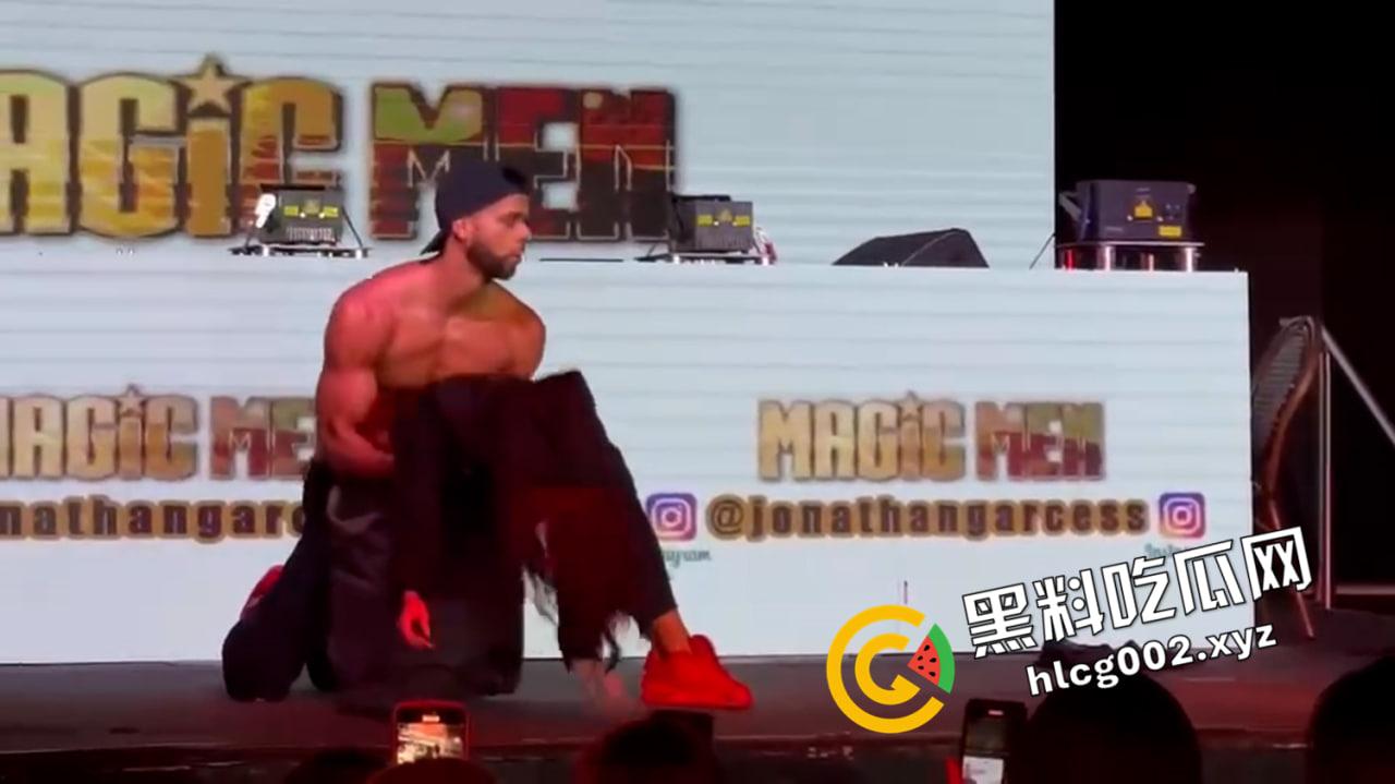 全网曝光香港演唱会名场面微打码原视频！肌肉猛男性感妖娆的面对面发骚 小仙女的裤衩子已经胶粘了  第4张