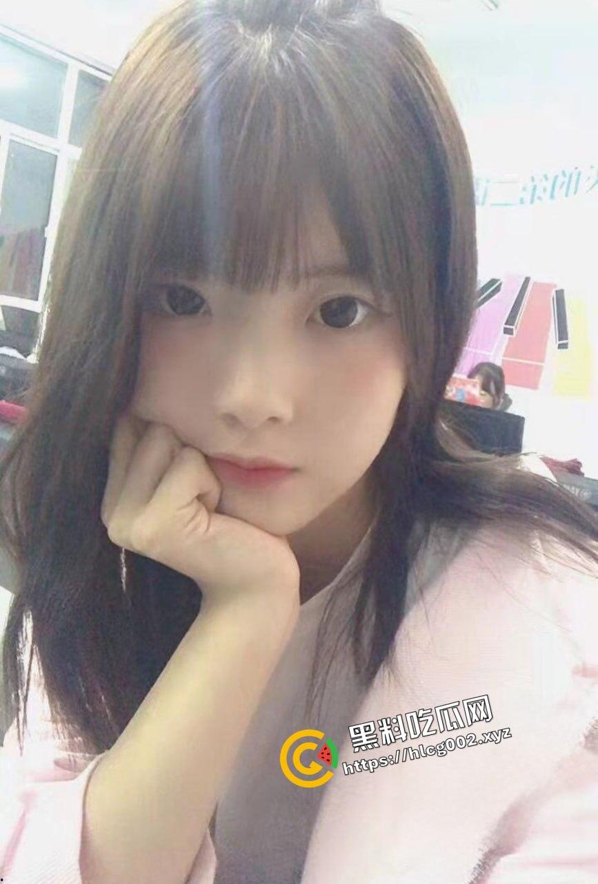 郑州商业中专清纯双马尾萝莉『李可馨』被男友调教露出！童颜巨乳的极致诱惑！  第1张