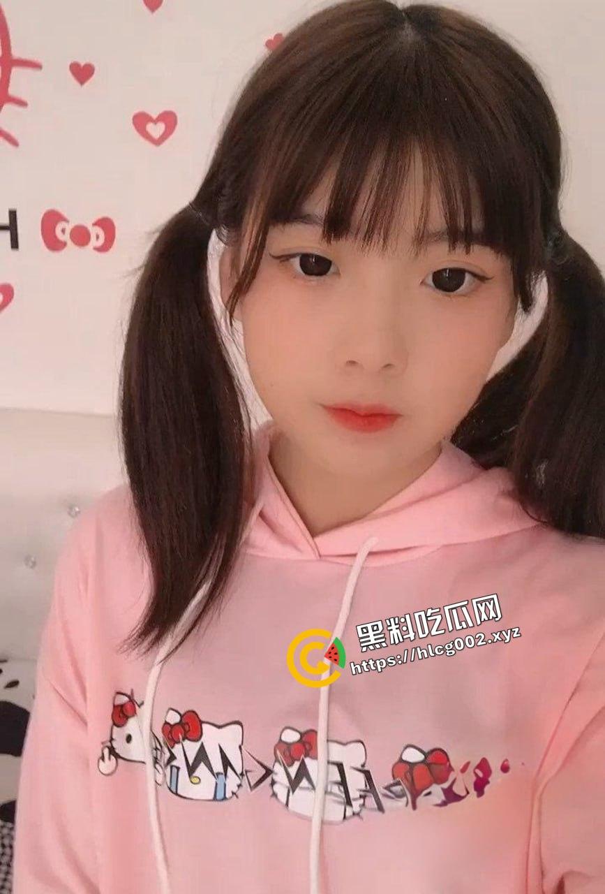 郑州商业中专清纯双马尾萝莉『李可馨』被男友调教露出！童颜巨乳的极致诱惑！  第2张