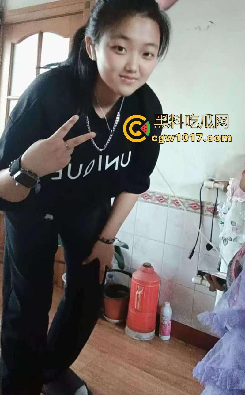 沈阳坦克巨乳大学生【刘宝月】E杯巨乳弹跳翘臀圆润白皙，却整天网上视频裸聊发骚发浪，黝黑骚逼揉奶自慰！  第4张