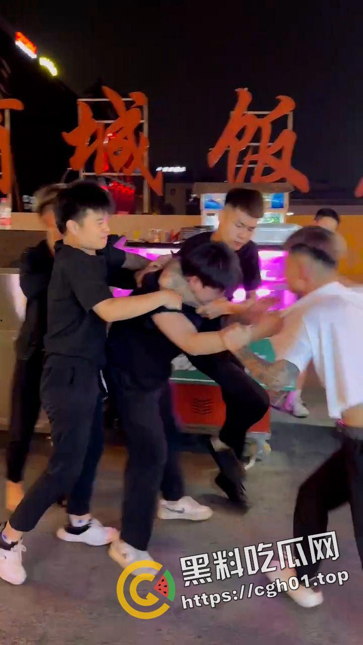 精神小伙夜市大战警察叔叔 拷上警车还在嚣张 吃瓜现场直达  第1张