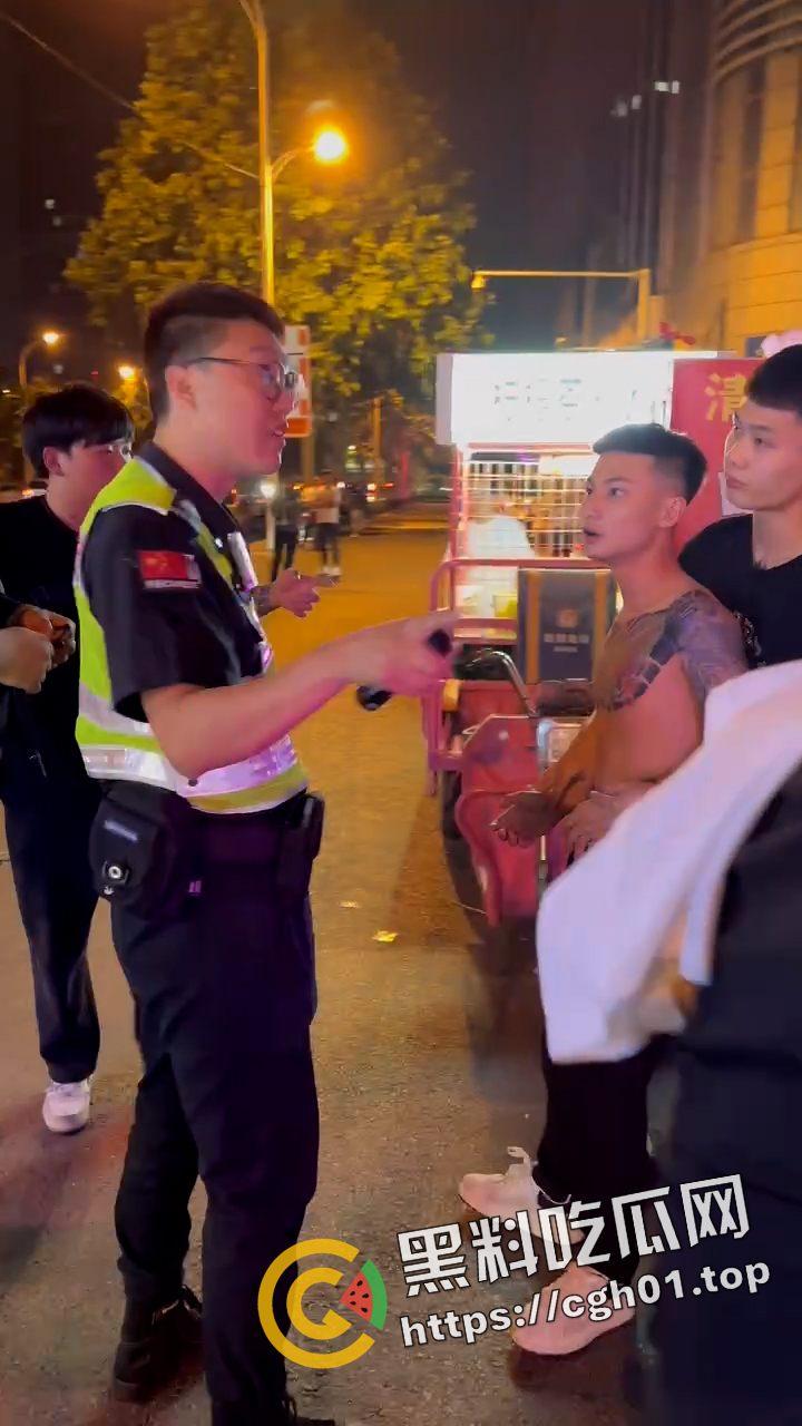 精神小伙夜市大战警察叔叔 拷上警车还在嚣张 吃瓜现场直达  第2张