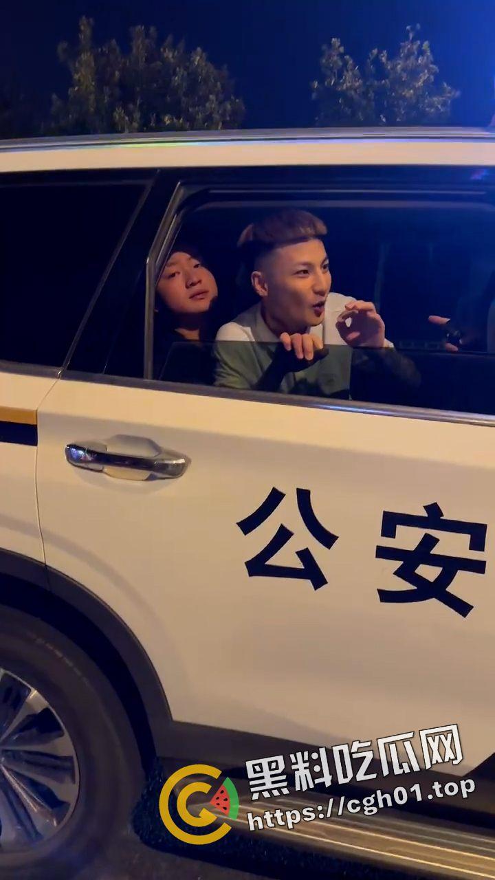 精神小伙夜市大战警察叔叔 拷上警车还在嚣张 吃瓜现场直达  第3张