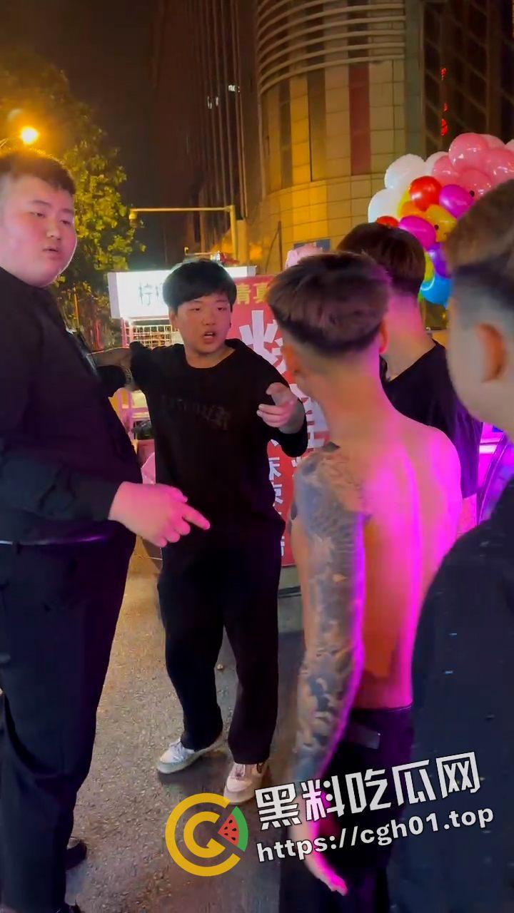 精神小伙夜市大战警察叔叔 拷上警车还在嚣张 吃瓜现场直达  第4张