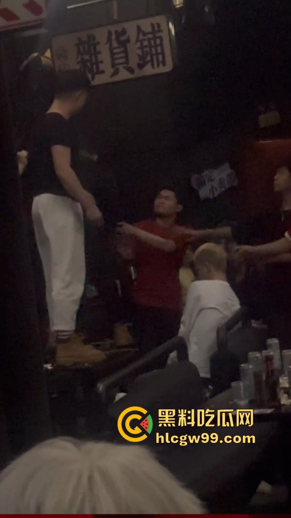 石家庄YOLO酒馆到底有多疯？50v50群架斗殴互砸酒瓶不算啥，厕所里直接开炮，这群小屁孩是疯了吧？  第5张