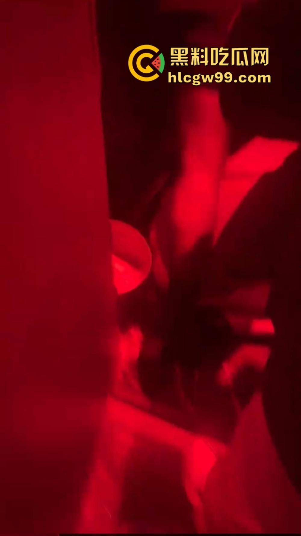 石家庄YOLO酒馆到底有多疯？50v50群架斗殴互砸酒瓶不算啥，厕所里直接开炮，这群小屁孩是疯了吧？  第6张