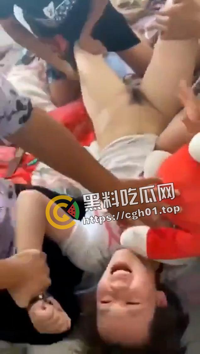 河南高中生聚会 性霸凌女生 脱了裤子蹂虐 真是一群畜生  第1张