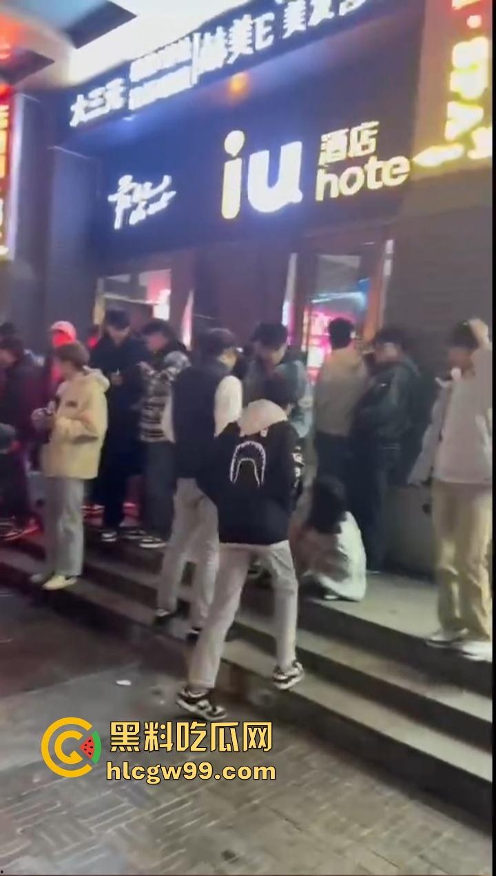 石家庄YOLO酒馆到底有多疯？50v50群架斗殴互砸酒瓶不算啥，厕所里直接开炮，这群小屁孩是疯了吧？  第8张