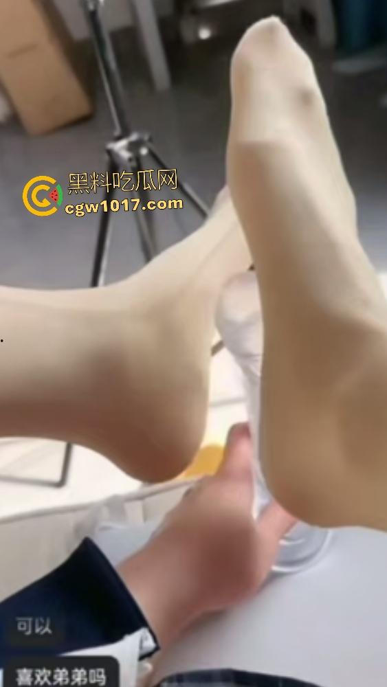 巨乳淫姐【刘晓青】一对一自慰秀！给男粉丝展示香蕉跳蛋，穿着开档厚丝袜足交水晶鸡巴，对面这也能射？  第5张