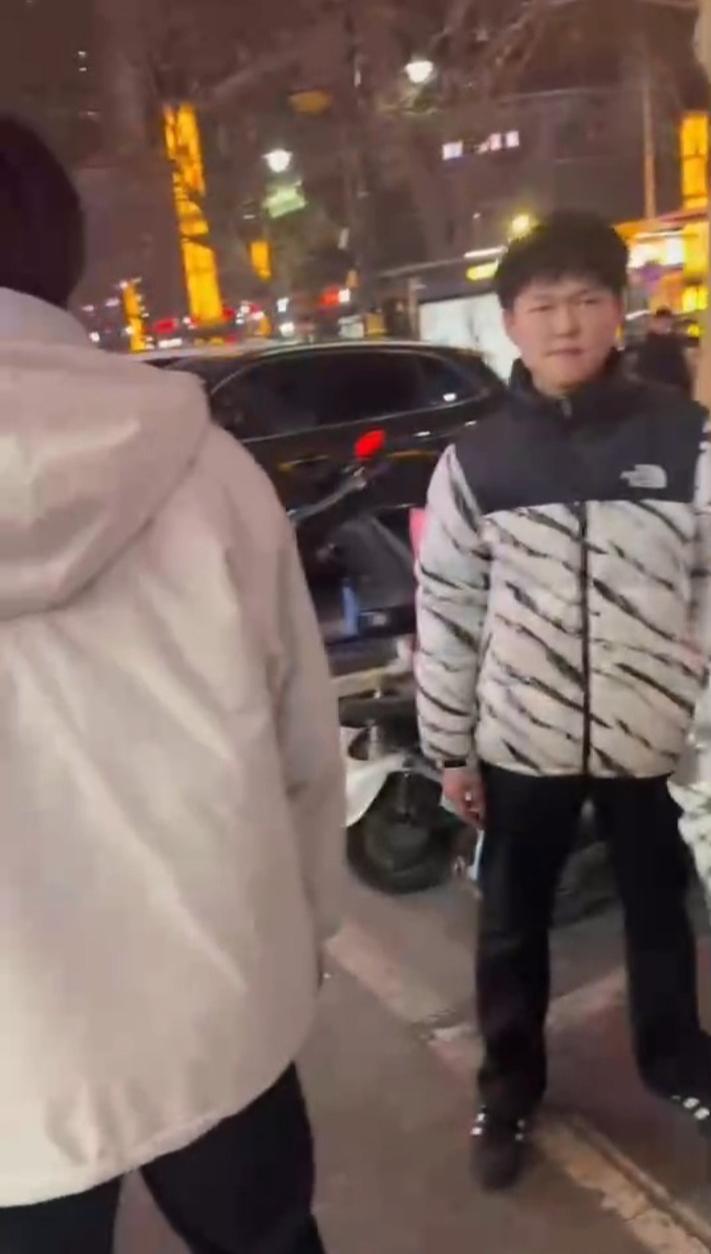 石家庄YOLO酒馆到底有多疯？50v50群架斗殴互砸酒瓶不算啥，厕所里直接开炮，这群小屁孩是疯了吧？  第10张