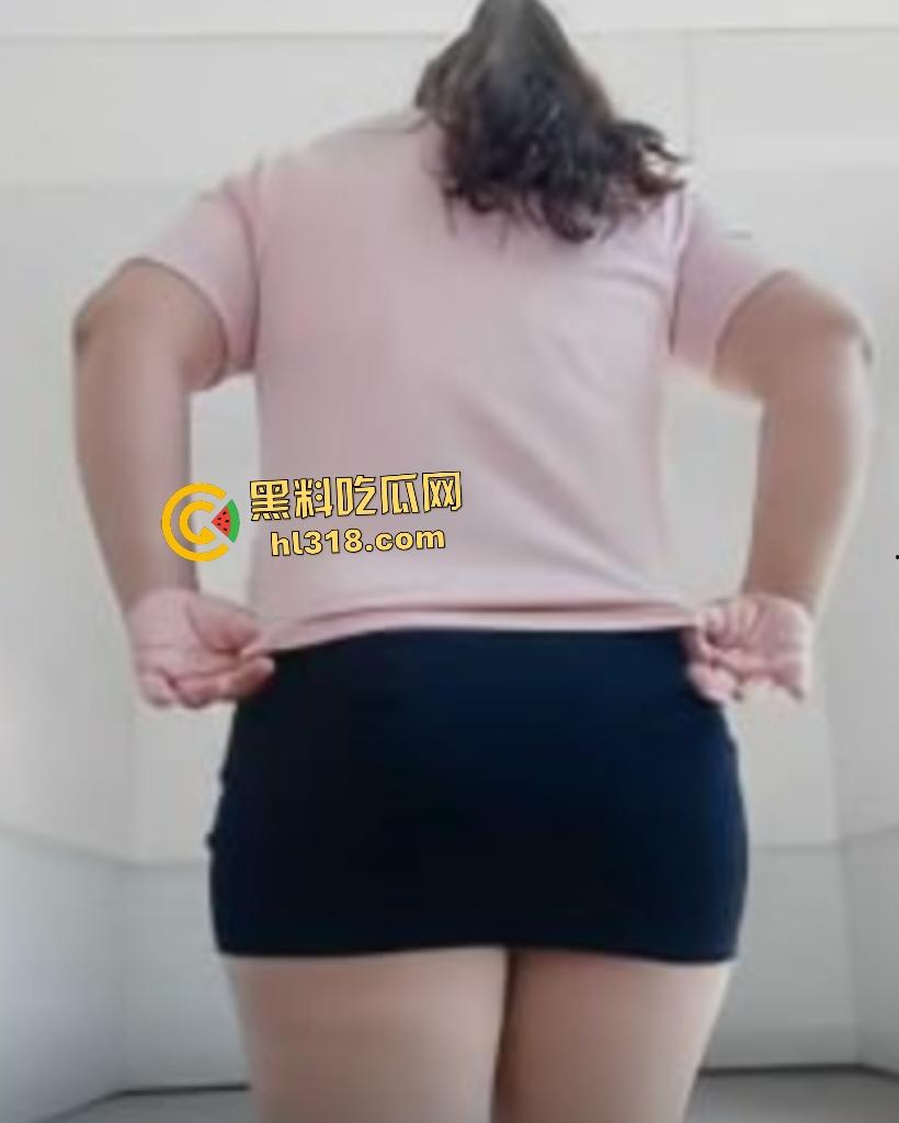 快手11.9万粉【微胖少妇】掰逼揉奶，肚子大得像个老孕妇，50岁老手自慰显露镜头敢自称少妇？  第2张