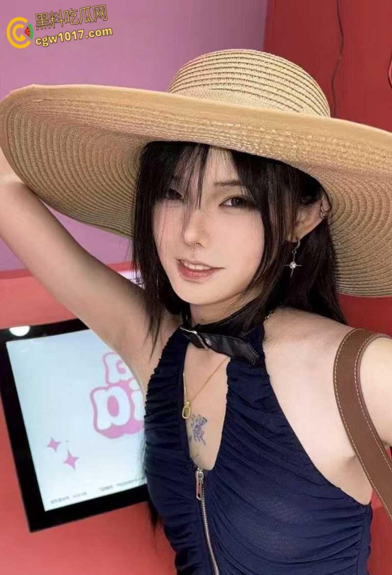 武汉龙华学院校花【陈雯晶】，俏丽女神性瘾难耐，晒淫照撩汉约炮 ，多毛骚穴搭开档黑丝堪称绝配！  第2张