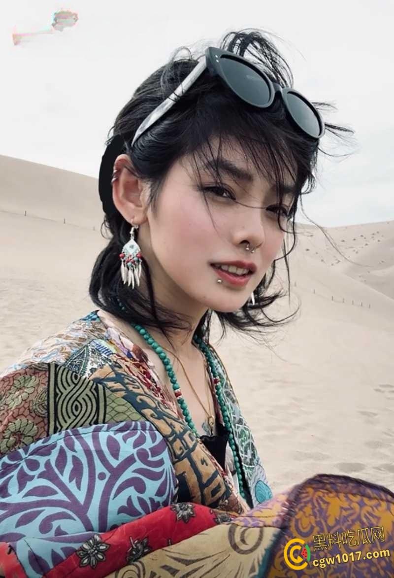 武汉龙华学院校花【陈雯晶】，俏丽女神性瘾难耐，晒淫照撩汉约炮 ，多毛骚穴搭开档黑丝堪称绝配！  第3张