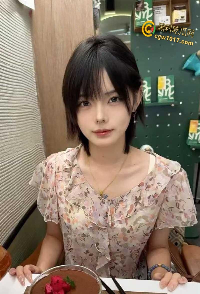 武汉龙华学院校花【陈雯晶】，俏丽女神性瘾难耐，晒淫照撩汉约炮 ，多毛骚穴搭开档黑丝堪称绝配！  第4张