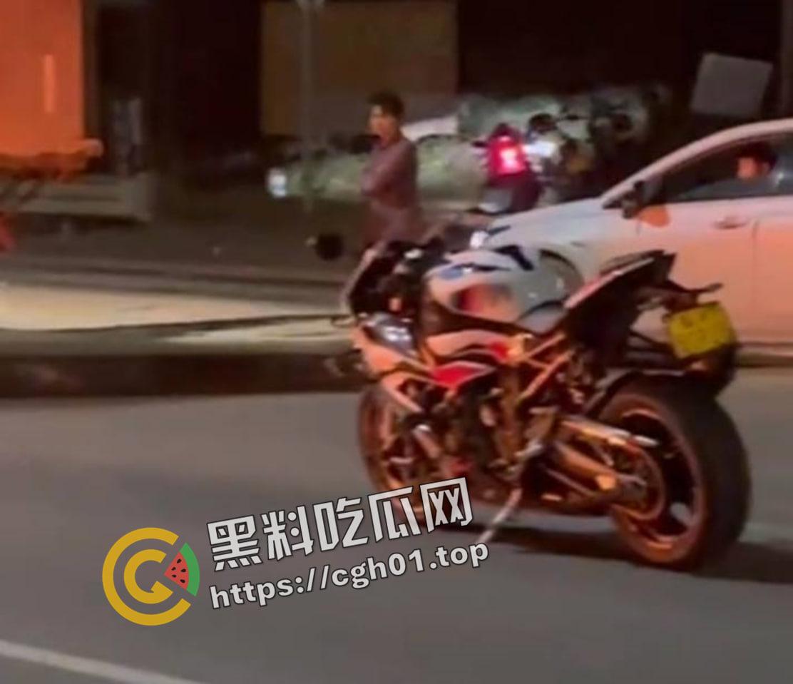 摩托车女骑士装上大货车 小腿直接断掉 现场血腥画面流出  第1张