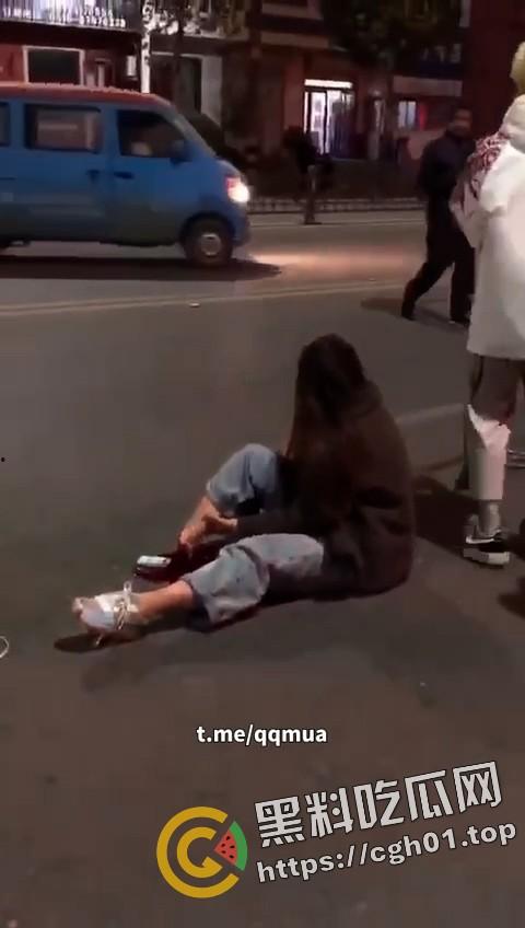 摩托车女骑士装上大货车 小腿直接断掉 现场血腥画面流出  第4张