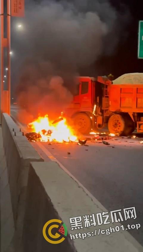 摩托车女骑士装上大货车 小腿直接断掉 现场血腥画面流出  第6张