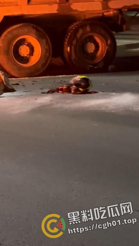 摩托车女骑士装上大货车 小腿直接断掉 现场血腥画面流出  第7张